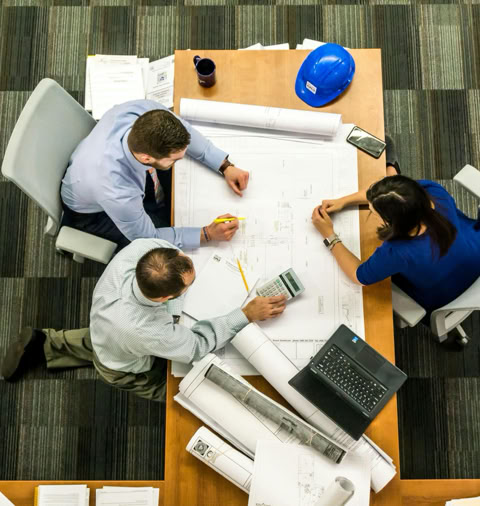 Trois Personnes Assises à Côté De La Table