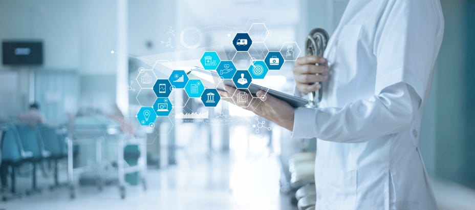 Chercheurs avec tablette numérique vérifiant les calculs de jumeau numérique